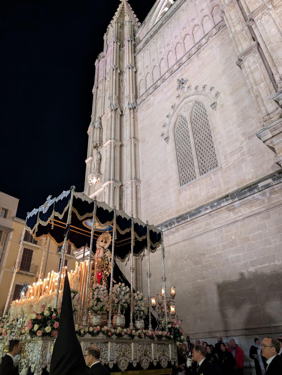 La llegada de la procesión del Crist de la Sang a la Catedral, en imágenes