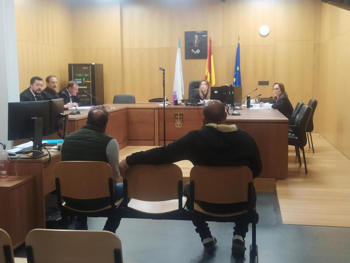 Dos de los tres acusados, ayer, en el banquillo del Penal 2.