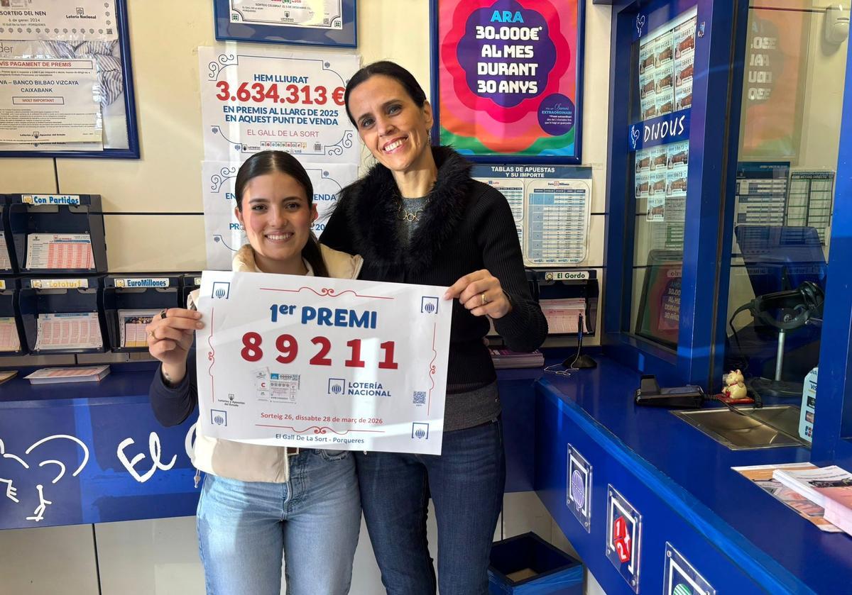 Anna Ballester, propietària de  ’administració de Porqueres El Gall de la Sort, mostrant el premi de la Loteria Nacional
