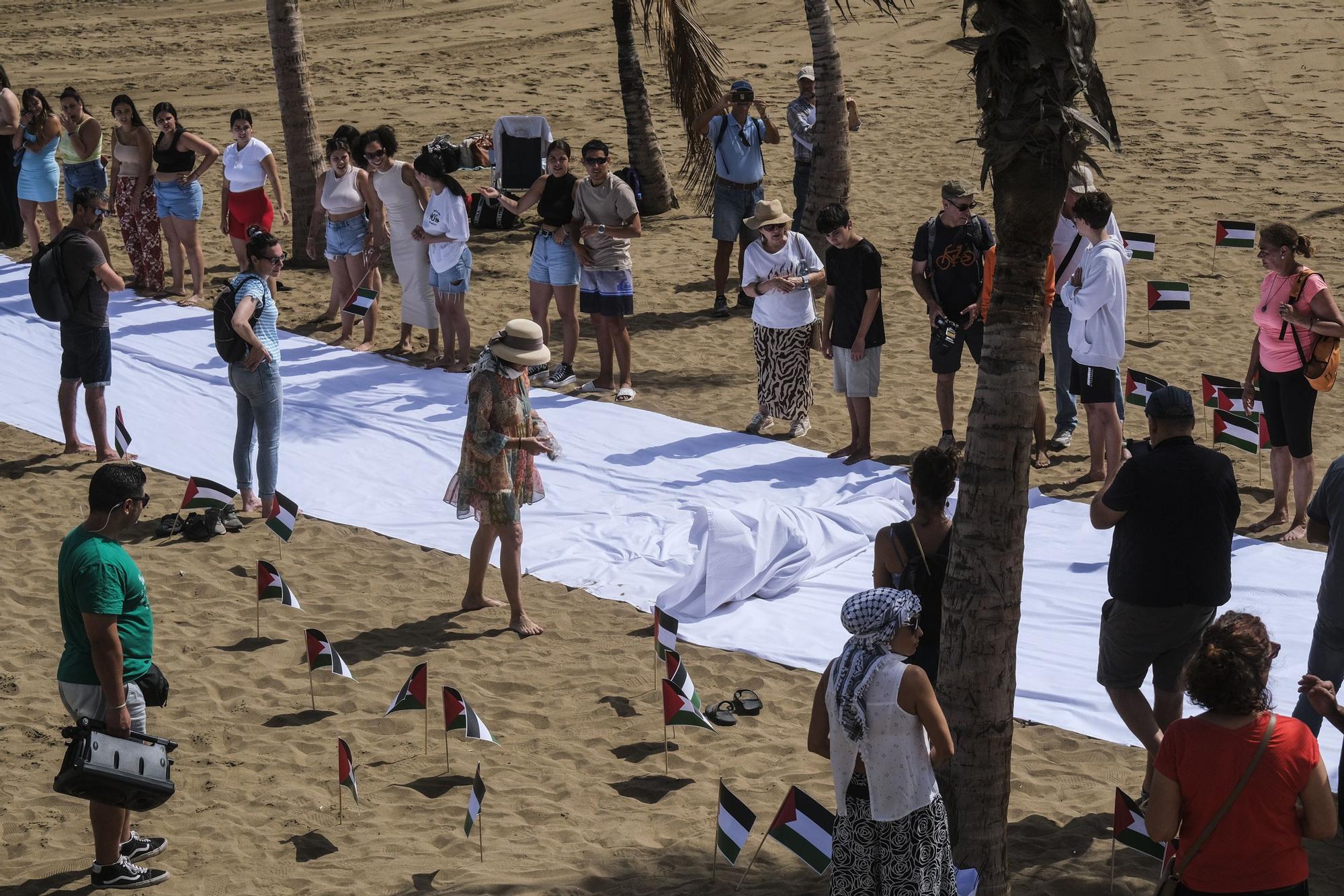 500 banderas por Palestina en la playa de Las Alcaravaneras.