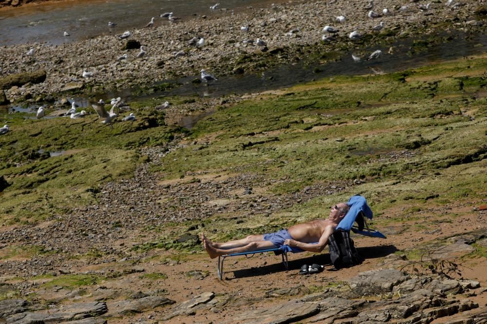 Aperitivo de verano: primeros bañistas en el Cantábrico