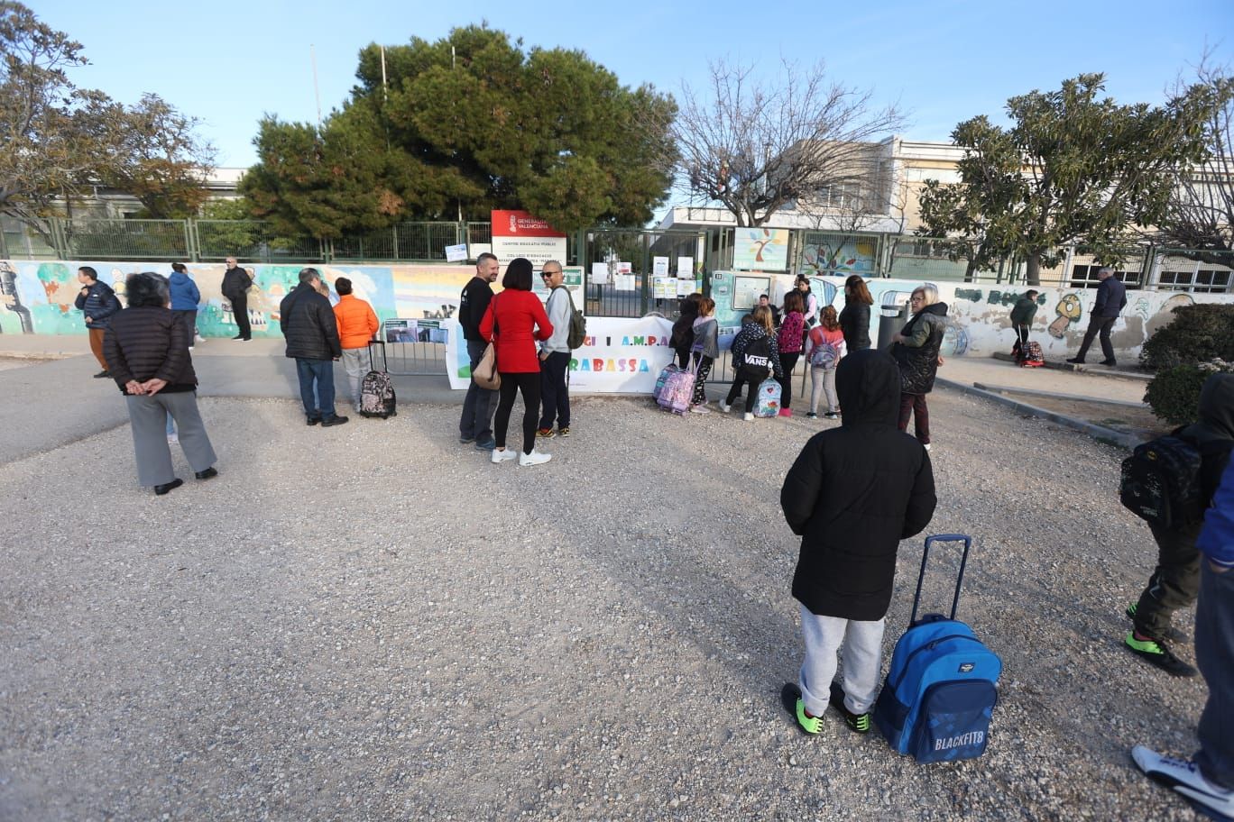 Protesta por un mayor mantenimiento de los colegios de Alicante frente al CEIP Rabasa