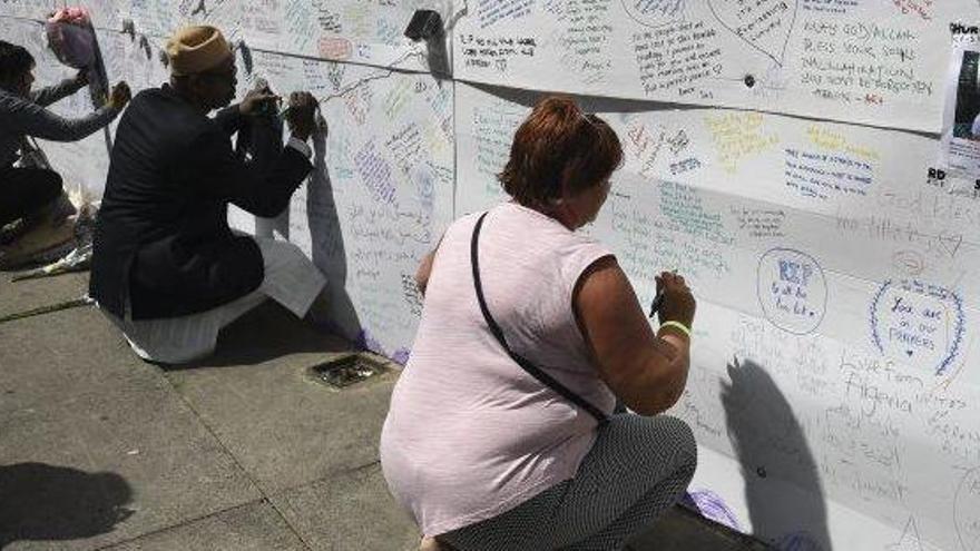 Ciutadans van escriure missatges de condol a prop de la torre