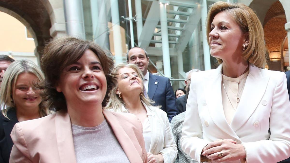 Soraya Sáenz de Santamaría y María Dolores de Cospedal, en una imagen de archivo correspondiente a la toma de posesión del presidente de la Comunidad de Madrid.