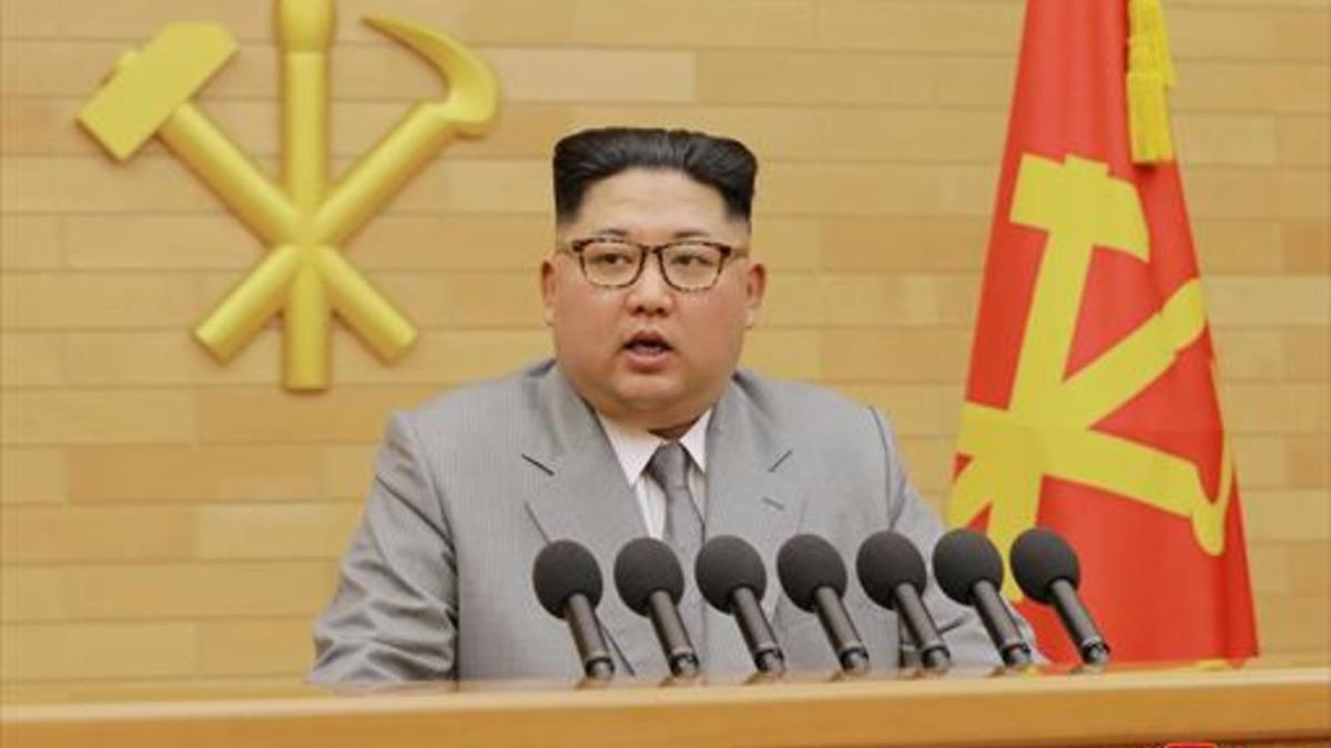 Kim Jong-un, durante la alocución dirigida ayer a los norcoreanos, que la televisión nacional emitió en bucle todo el día.