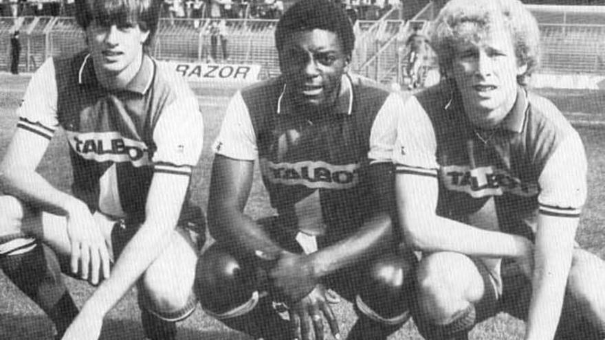 1. Thompson, entre Jim Melrose y Derek Hall, el día de su debut con el primer equipo del Coventry, en la Primera inglesa. 2. En un partido con el Oviedo, en la temporada 1987-88. Por la izquierda, de pie, Viti, Gorriarán, Luis Manuel, Vili, Sañudo y Tomás; agachados, Berto, Elcacho, Hicks, Thompson y Carlos. 3. En la celebración de un título con el Ernest Borel de Hong Kong. 4. En un partido con el Avilés, en Segunda División, en la temporada 1990-91. 5. Con el Toledo, en la 1993-94. 6. En una clase con niños del colegio Palacio de Granda.