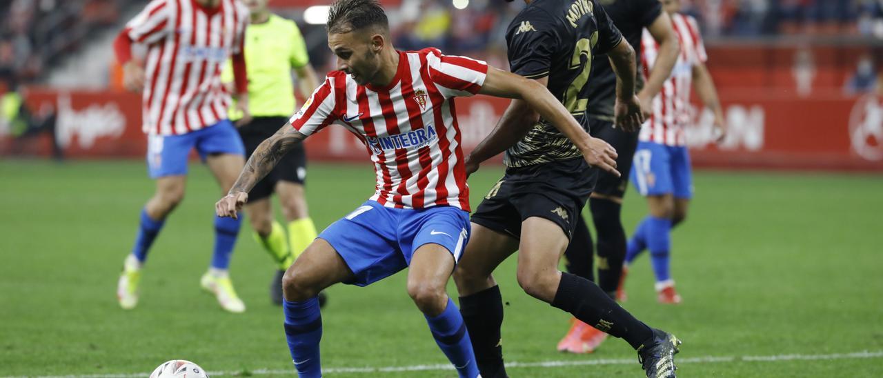 Fran Villalba controla un balón