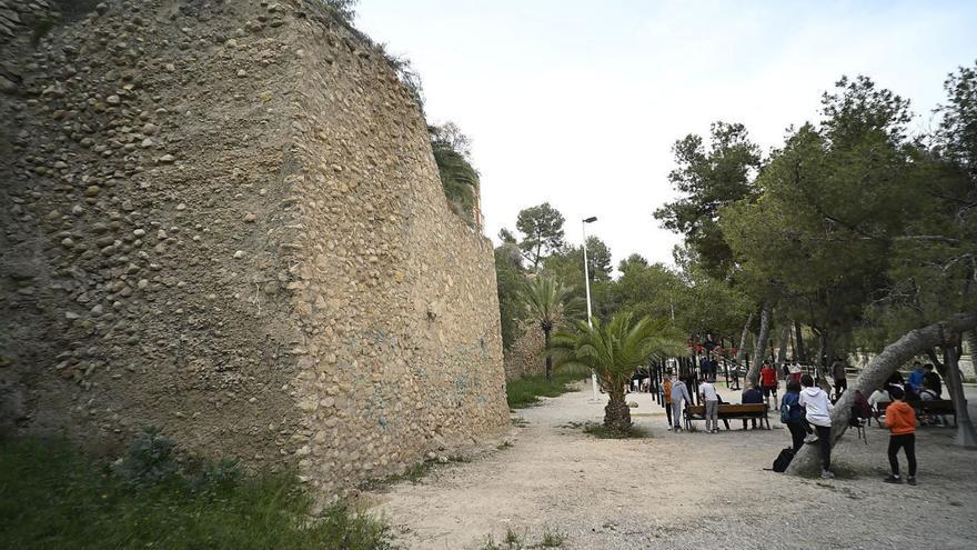 La muralla almorávide, situada en la ladera del río Vinalopó.