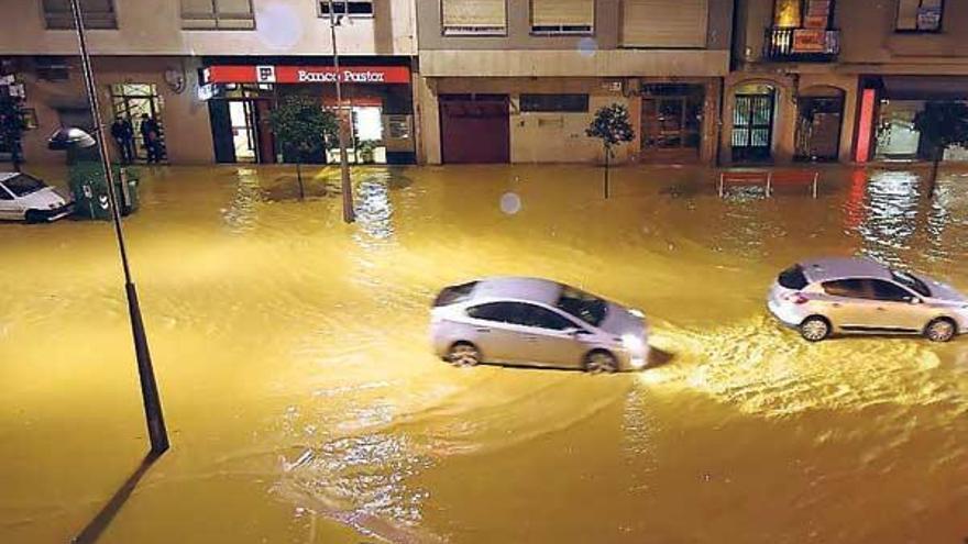 La calle Eduardo Pondal, en Pontevedra, inundada ayer a las 8.30 de la mañana. // Mercedes Domínguez