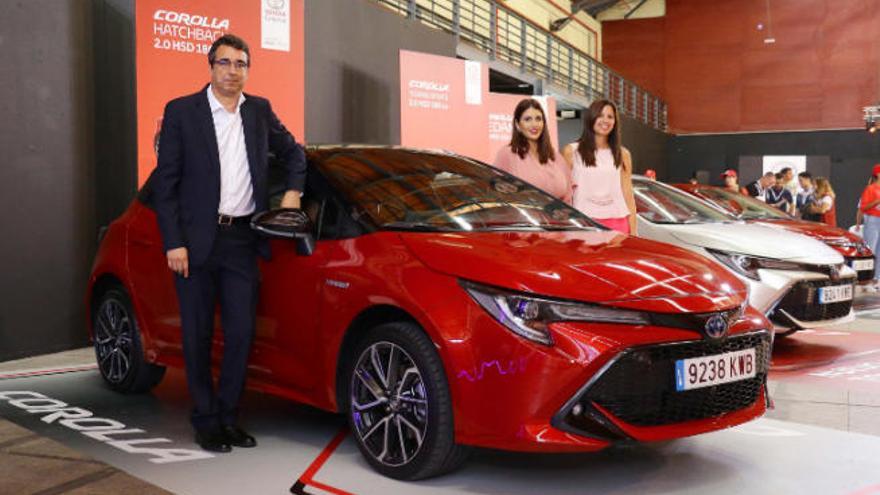 Jorge Lutzardo, director comercial de Toyota, posa junto al nuevo Corolla.