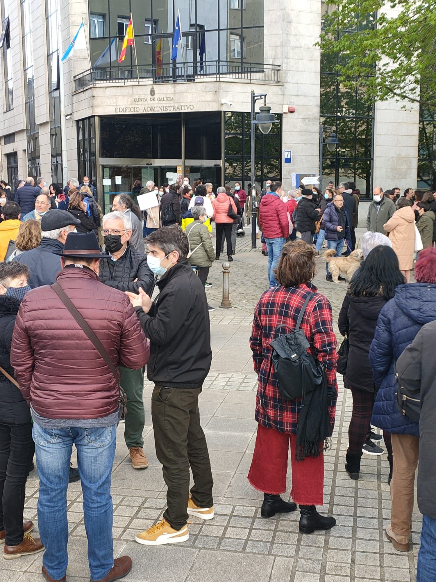 Usuarios de la línea de autobús Ferrol-A Coruña durante la protesta organizada ayer.