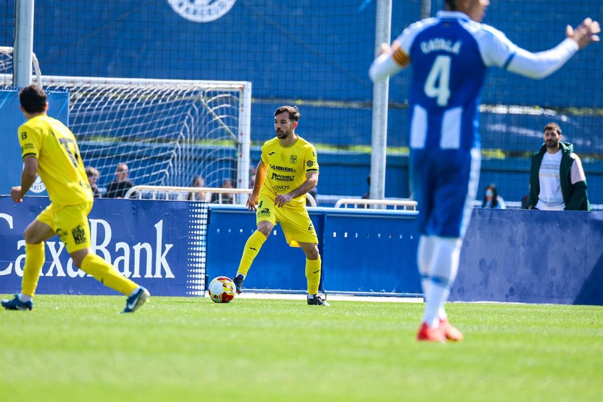 Marc García conduce el balón ante el Espanyol B