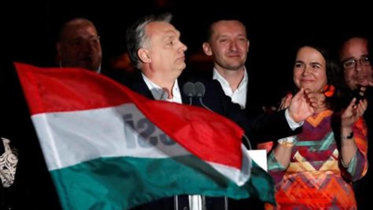 Víktor Orbán se dirige a sus seguidores la noche del domingo pasado, en Budapest.