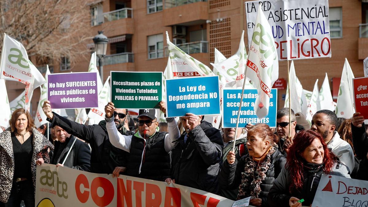 Manifestantes convocados por la patronal Aerte frente a la puerta de Conselleria de Igualdad