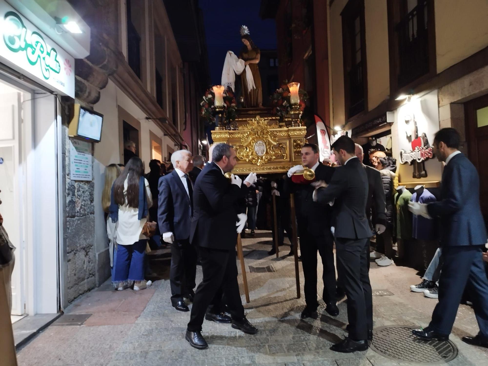 El Cirineo, La Magdalena y La Dolorosa procesionan por las calles de Llanes durante el Vía Crucis del Miércoles Santo