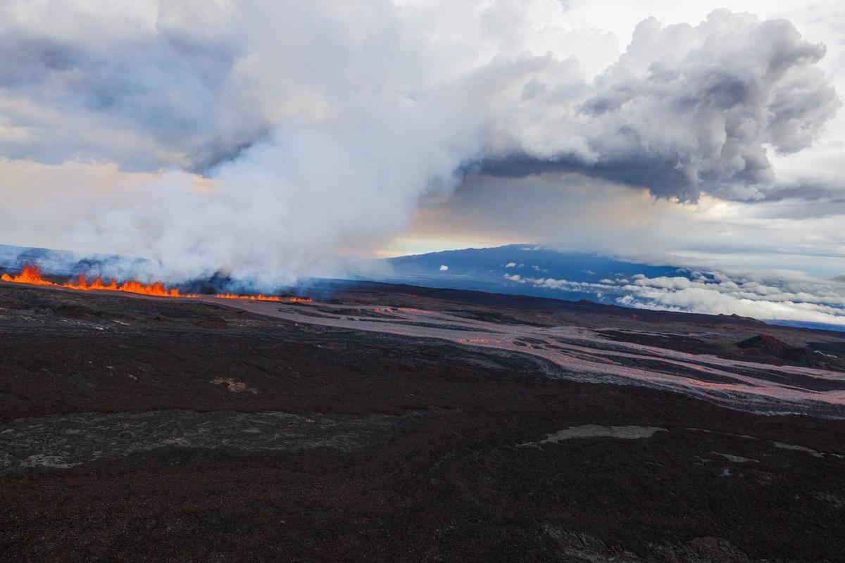 El volcán Mauna Loa (Hawái) entra en erupción por primera vez en 40 años