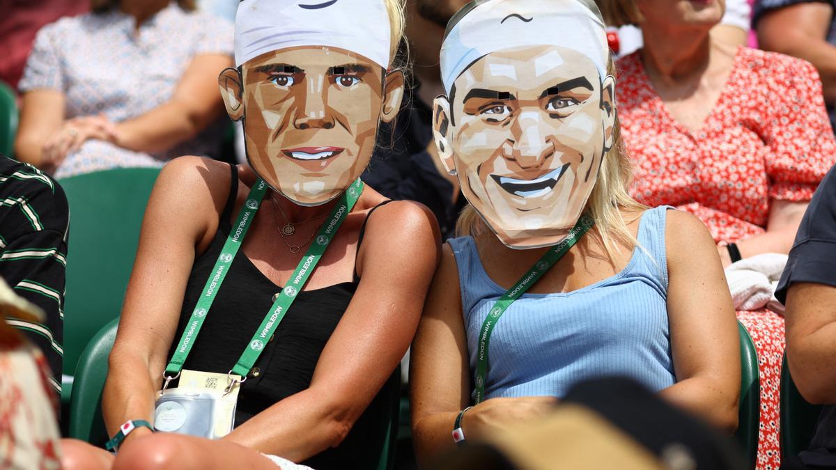 Aficionados de Wimbledon 2023 con caretas de Rafa Nadal y Roger Federer.