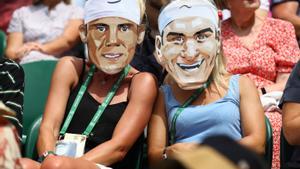 Aficionados de Wimbledon 2023 con caretas de Rafa Nadal y Roger Federer.