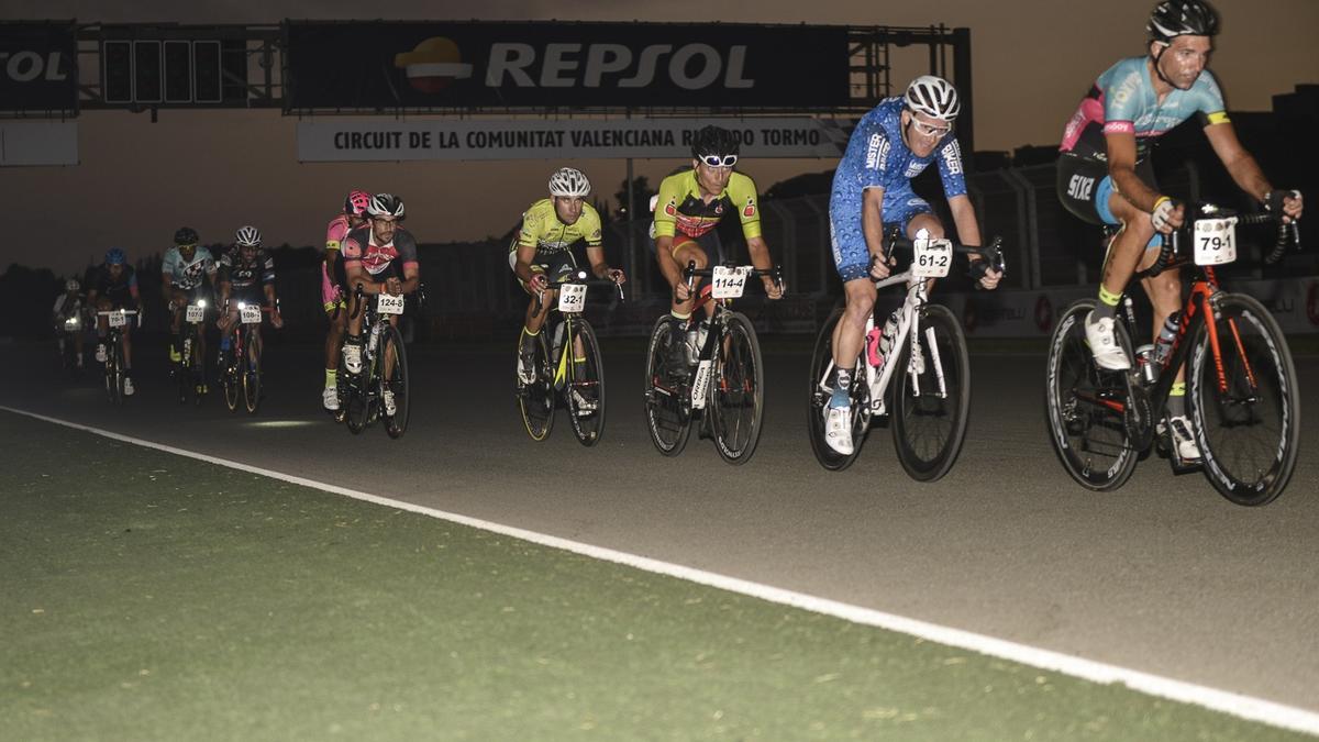 Ciclistas rodando en la pista del Circuit durante la noche