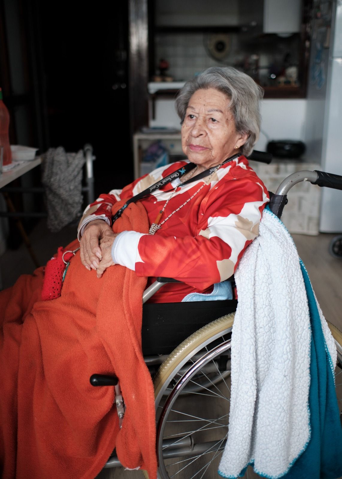 Otra señora sentada en su casa.