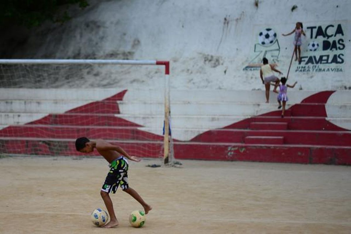 ’El fútbol visto por los niños de la favela Cidade de Deus’.