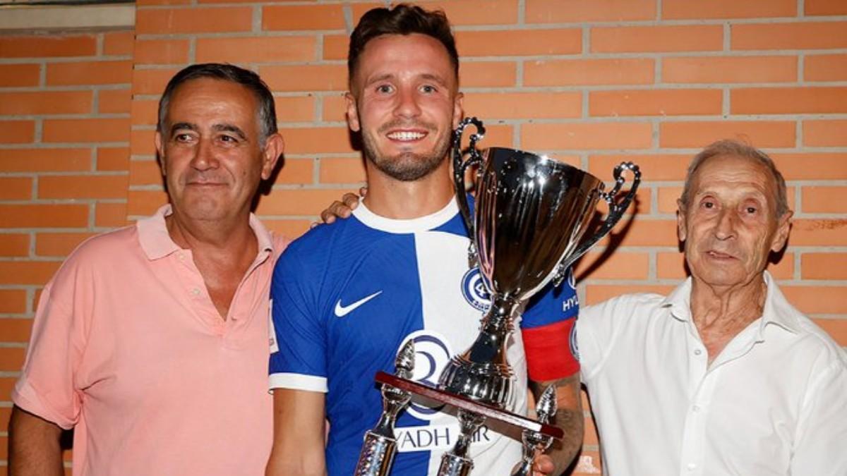 Saúl Ñiguez, con el trofeo