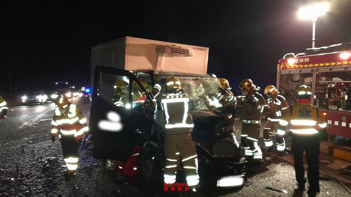 Tasques de rescat dels Bombers durant l'accident a l'N 260 a Ordis.