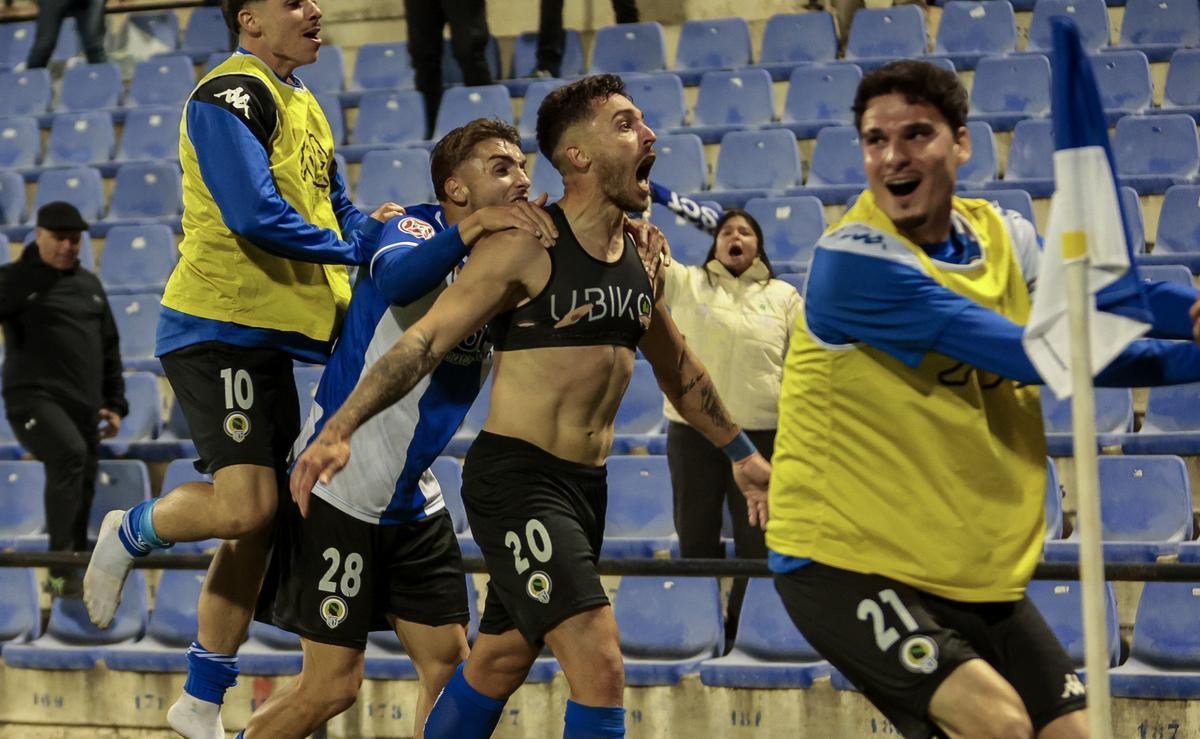 Alejandro Sotillos, sin camiseta, exultante después de marcar el gol de la victoria en el Hércules-Eldense.