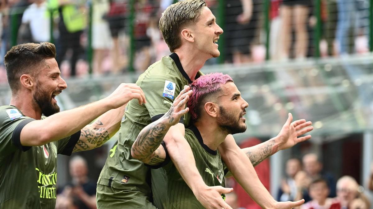 Los jugadores del Milan celebran el gol de Theo Hernández a la Lazio