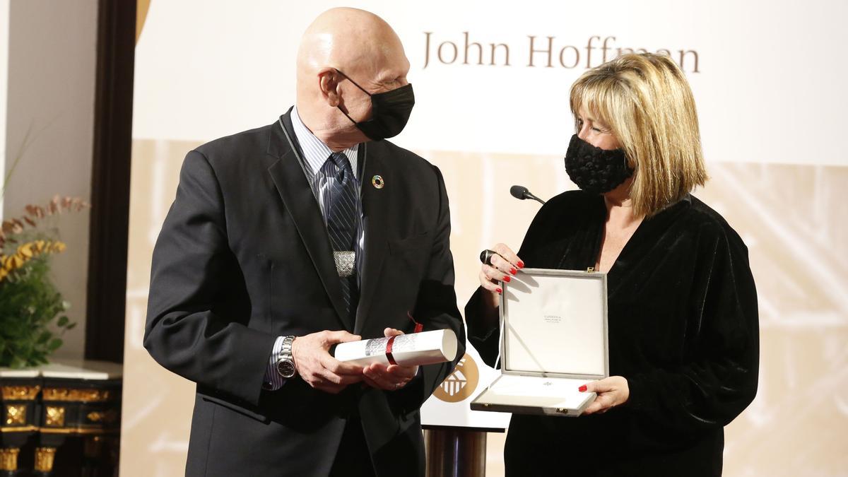 Entrega de la medalla de hijo predilecto de L'Hospitalet para John Hoffman