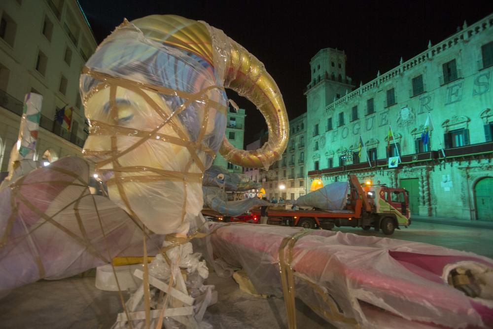 La Hoguera Oficial llega a la plaza del Ayuntamiento para abrir la plantà