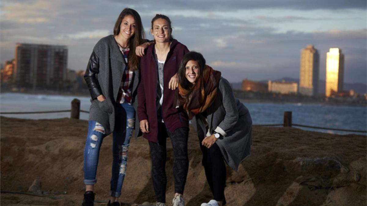 Olga García, Alexia Putellas y Jenni Hermoso, con Barcelona al fondo