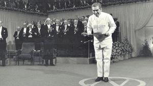 Gabriel García Márquez recibiendo el Premio Nobel de Literatura en 1982.