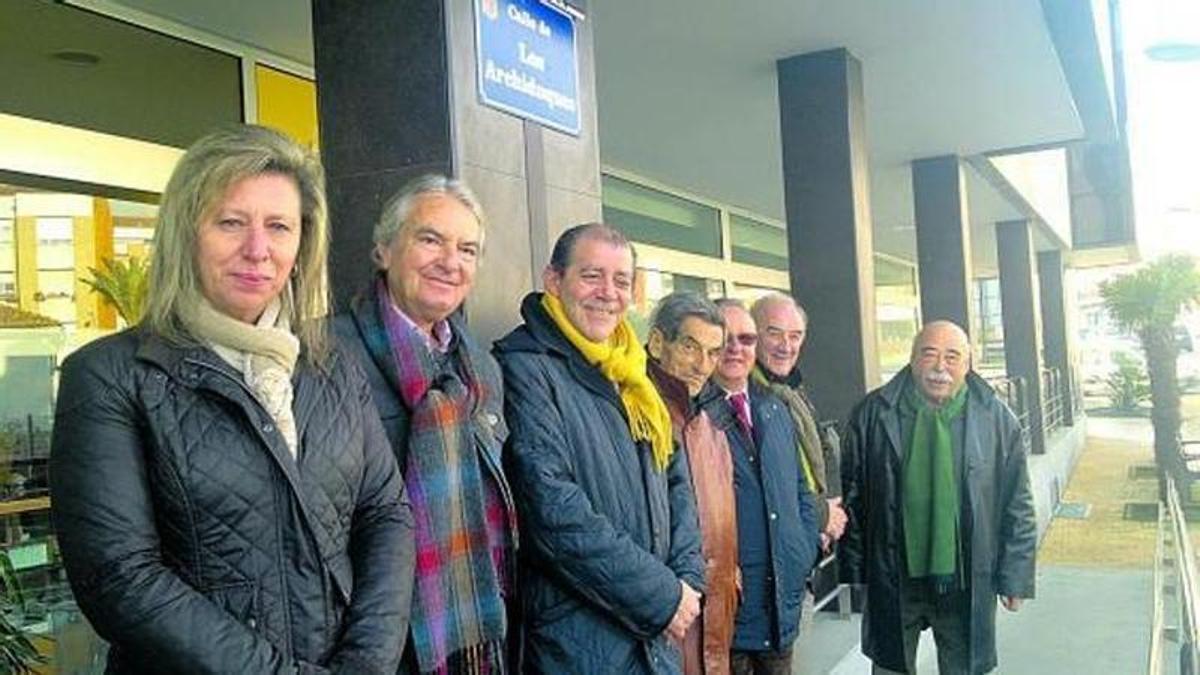 Toni Fernández, segundo desde la izquierda, durante la inauguración de la calle que en Grado lleva el nombre de "Los Archiduques".