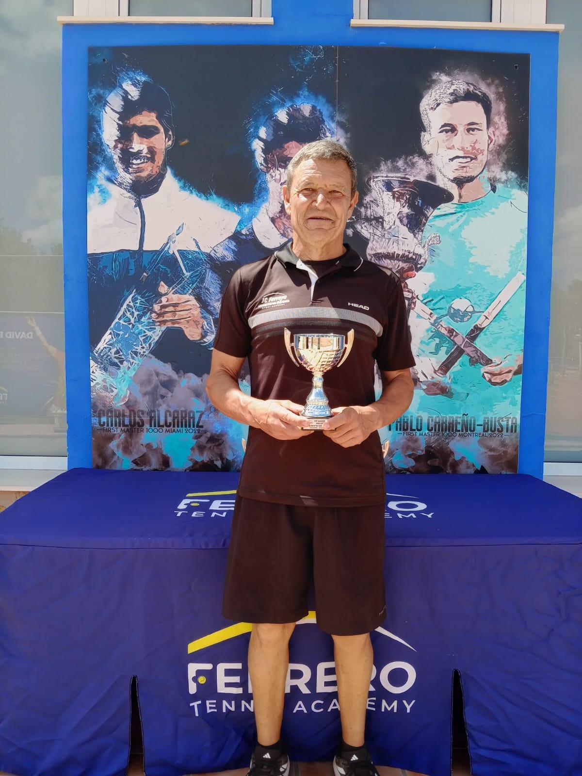 Carlos Ripoll, con el trofeo de campeón