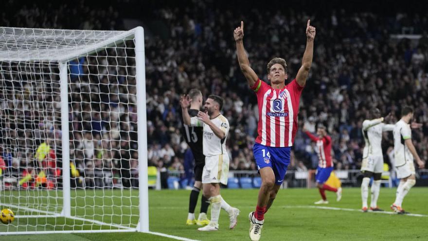 Marcos Llorente celebra el gol de l’empat en l’afegit.