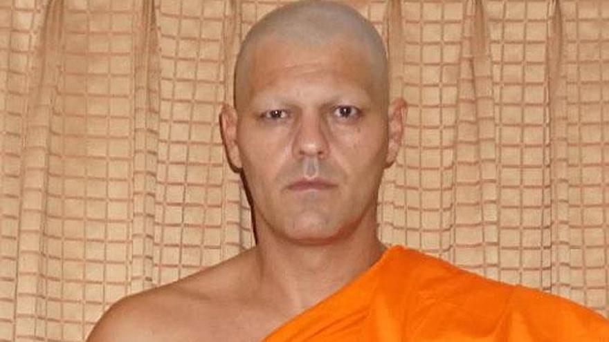 Frank Cuesta, como monje budista.