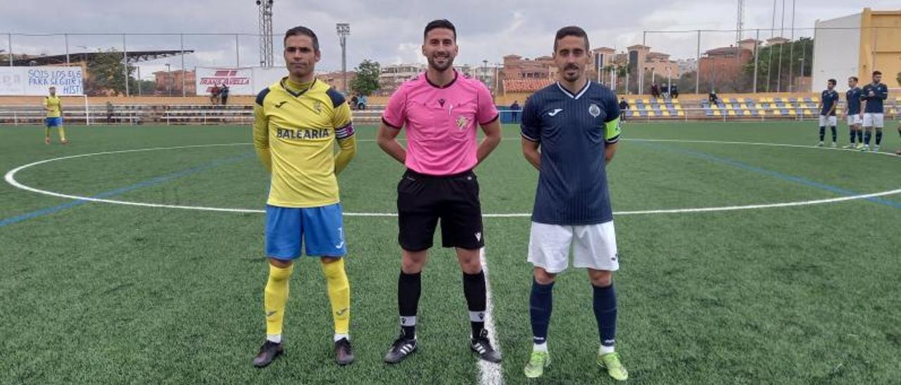 Los capitanes, con el árbitro, 
antes del inicio del partido.