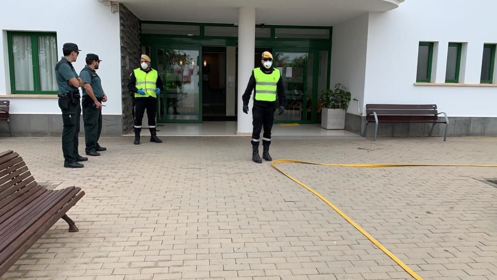 Efectivos de la UME trabajando en las residencias de mayores de Lanzarote