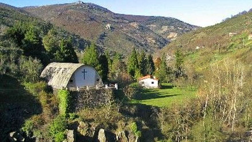 Pueblo a la venta con cine y capilla en Ribeira Sacra.   | // FDV 