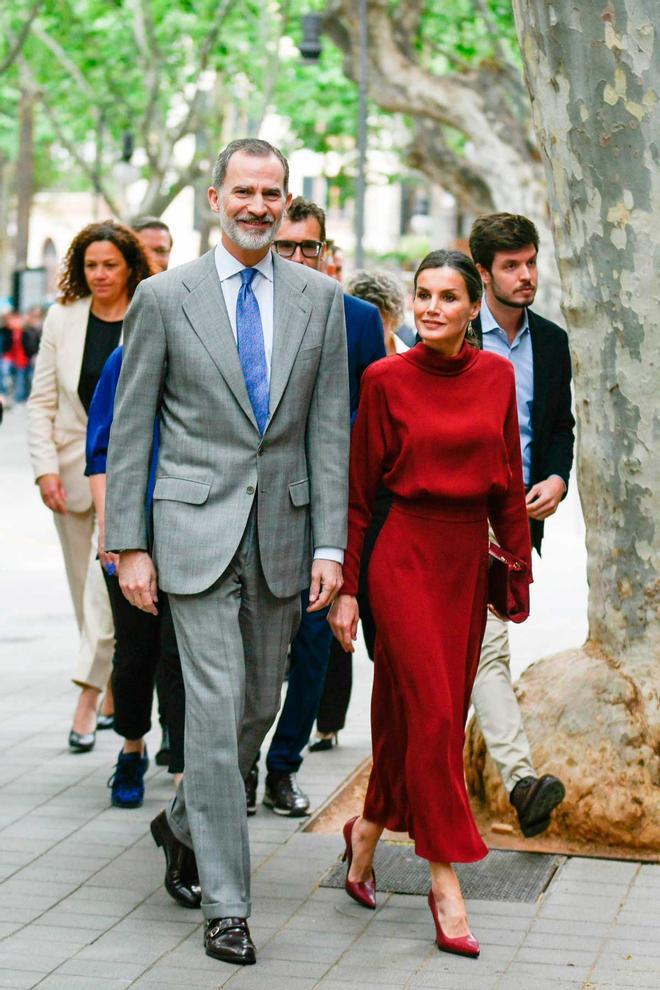 El rey Felipe VI y la reina Letizia, con vestido rojo de Massimo Dutti, en Mallorca para un acto de la Fundación Princesa de Girona