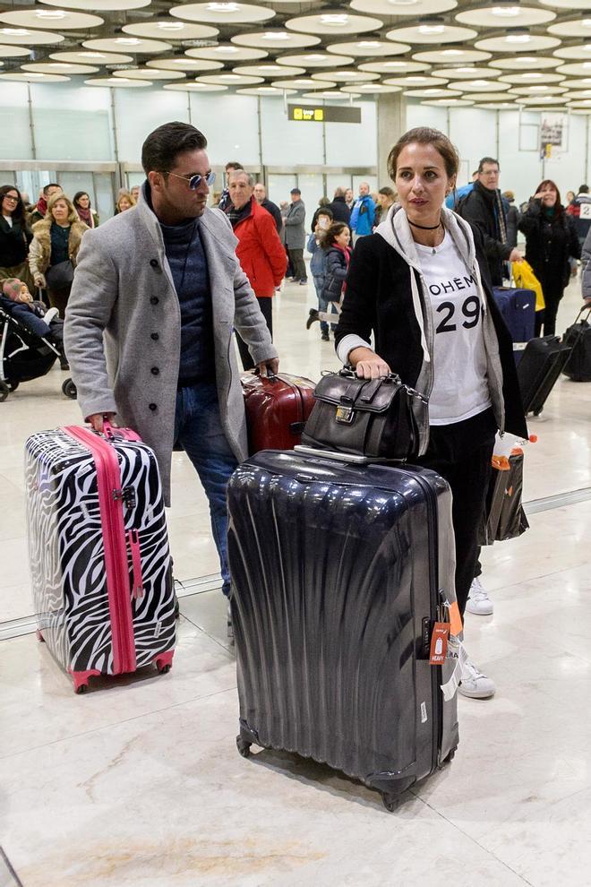 Paula Echevarría y familia vuelven a Madrid tras sus vacaciones en Canarias