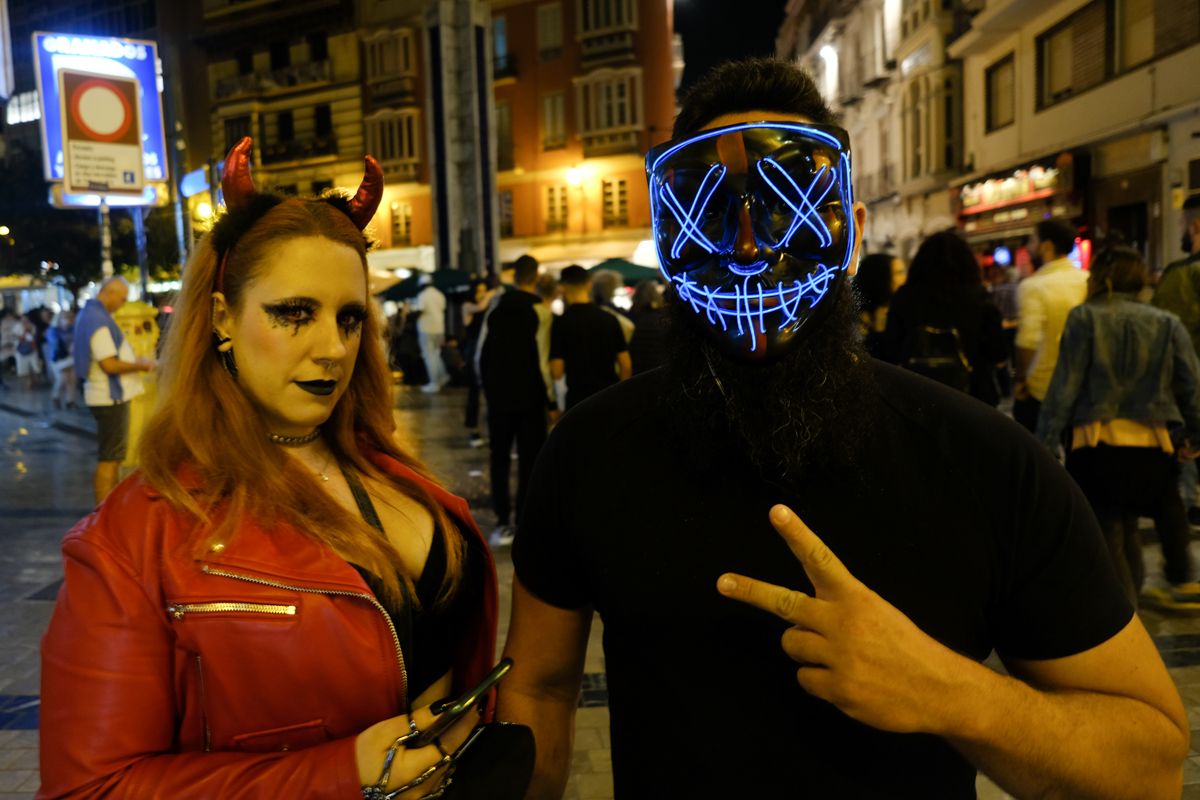 Las calles del centro de Málaga se llenan de máscaras y disfraces por Halloween