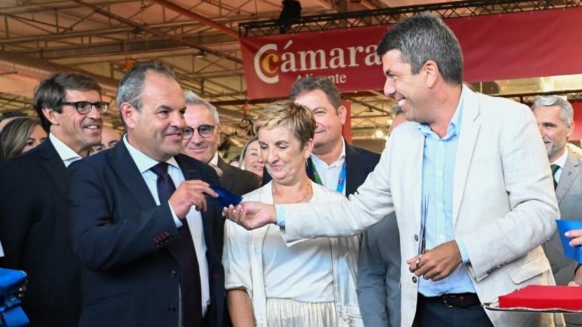 El presidente de la Cámara de Comercio y Facpyme, Carlos Baño, la consellera Marián Cano y el expresidente de la Generalitat Carlos Mazón