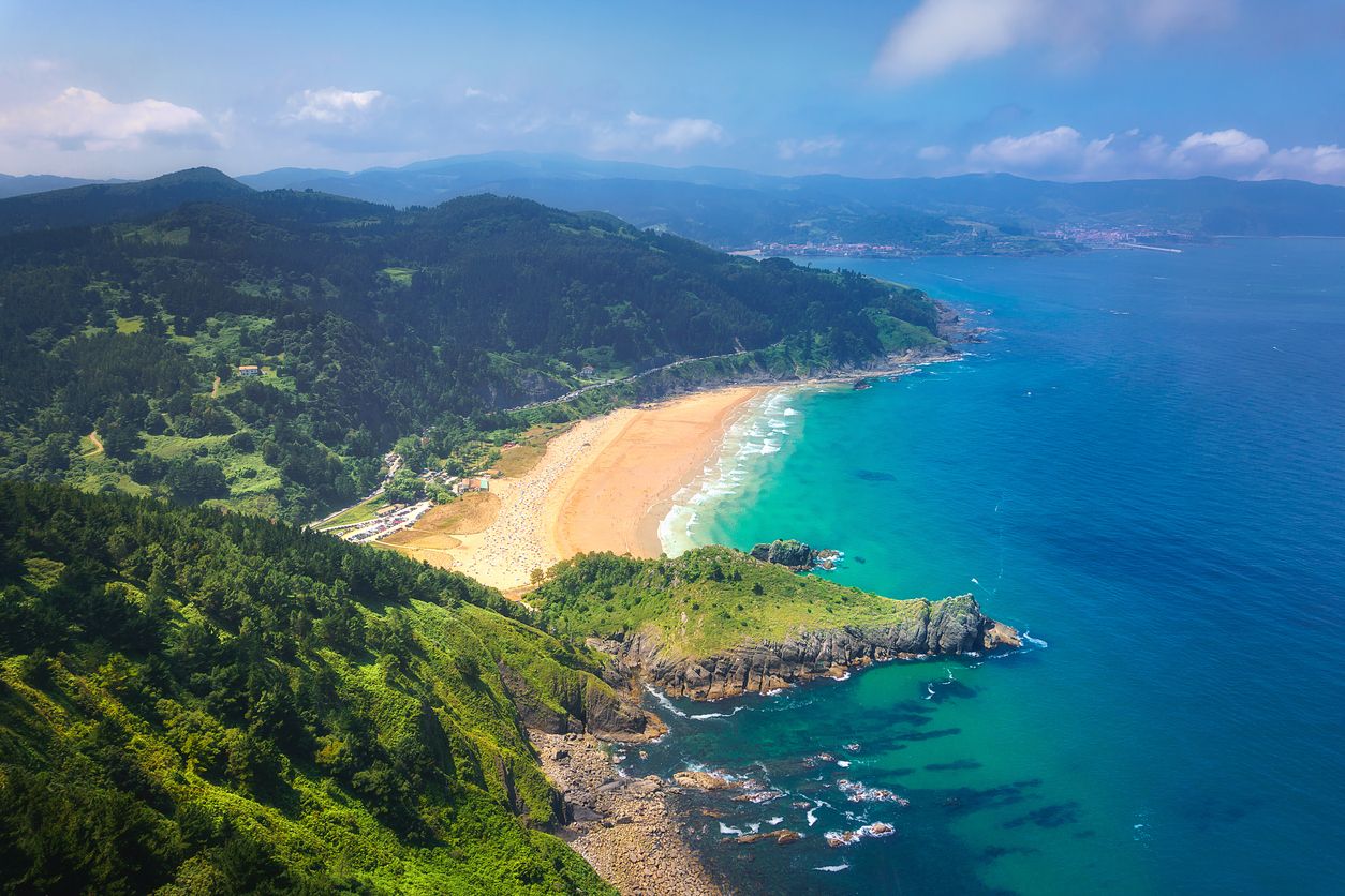 Espectaculares vistas de la playa de Laga desde la cima de Ogoño