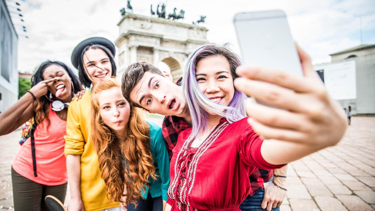 Un grupo de jóvenes se hace un selfi