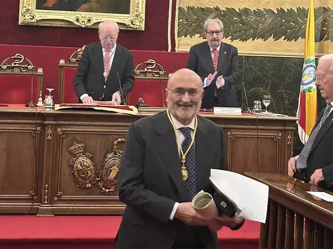 El catedrático de la UMH de Elche Vicente Francisco Gil, nombrado Académico Honorario de Medicina
