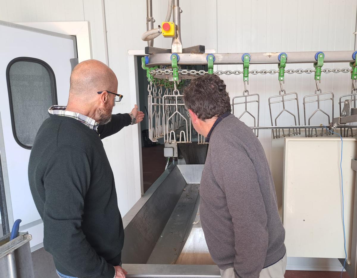 El director general Fernández y el conseller Simonet observan las instalaciones.