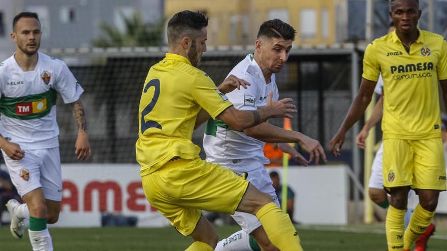 Iván Sánchez, a la izquierda, durante el partido Villarreal B-Elche