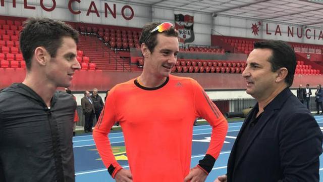 Los hermanos, con el alcalde Bernabé Cano.